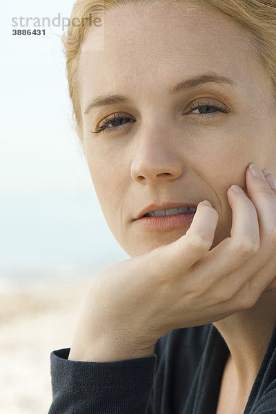 Frau mit Hand unter dem Kinn  Portrait