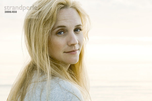 Frau am Strand bei Sonnenuntergang  Portrait