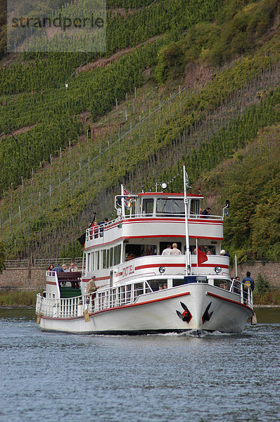 Schiff auf der Mosel vor einem Weinberg  Moseltal  Rheinland-Pfalz  Deutschland  Europa