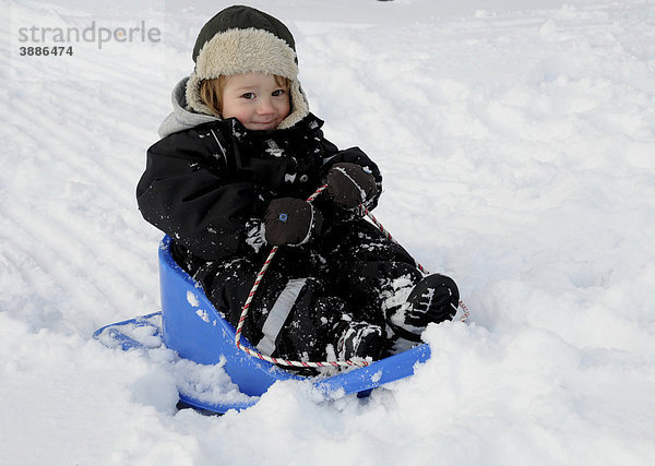 Kleiner Junge spielt im Schnee