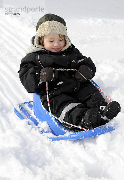 Kleiner Junge spielt im Schnee