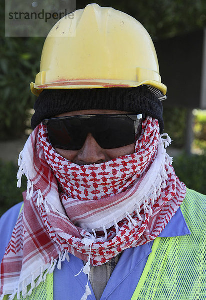 Bauarbeiter in Schutzkleidung  Helm und Sonnenbrille  West Bay District  Doha  Qatar  Naher Osten