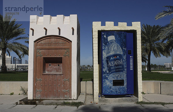 Eine alte  nicht mehr funktionierende Wassertrinkstelle  daneben ein moderner Mineralwasserautomat  Doha  Qatar  Naher Osten