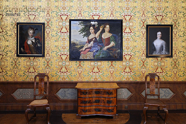 Barocker Saal mit historischen Gemälden und Stilmöbel  Schlossmuseum Quedlinburg  Harz  Sachsen-Anhalt  Deutschland  Europa