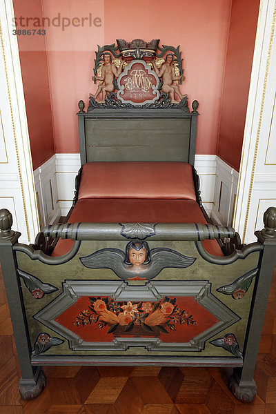 Barockes Bett  geschnitzter Engel  Schlossmuseum  Quedlinburg  Harz  Sachsen-Anhalt  Deutschlandd  Europa