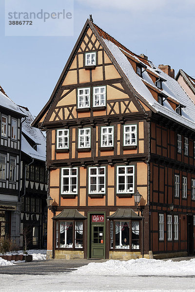Historisches Fachwerkhaus am Markt  Winter  Quedlinburg  Harz  Sachsen-Anhalt  Deutschland  Europa