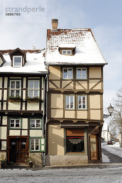 Historische Fachwerkhäuser  verschneit  Neuendorf  Altstadt  Quedlinburg  Harz  Sachsen-Anhalt  Deutschland  Europa