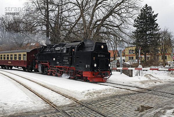 Historische Dampflok der Harzer Schmalspurbahnen in Fahrt  geschlossene Schranke  Winter  HSB  Wernigerode  Harz  Sachsen-Anhalt  Deutschland  Europa
