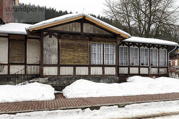 Ehemalige Gaststätte am Bahnhof Alexisbad  sanierungsbedürftig  Winter  Selketalbahn  Harzgerode  Harz  Sachsen-Anhalt  Deutschland  Europa