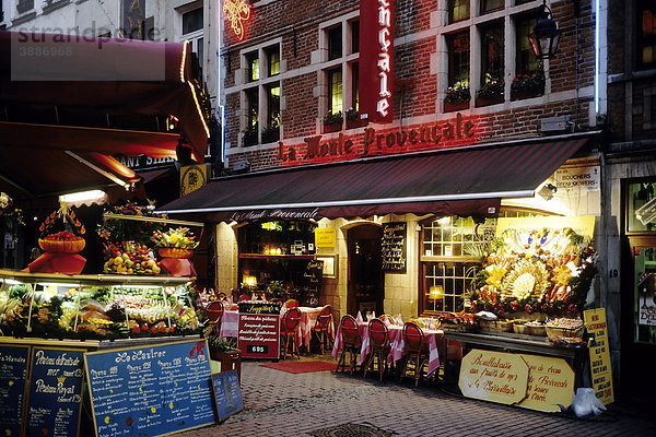 Terrasse eines Schlemmerrestaurants  Dekoration mit Schalentieren  Abendbeleuchtung  Rue des Bouchers  Brüssel  Belgien  Europa