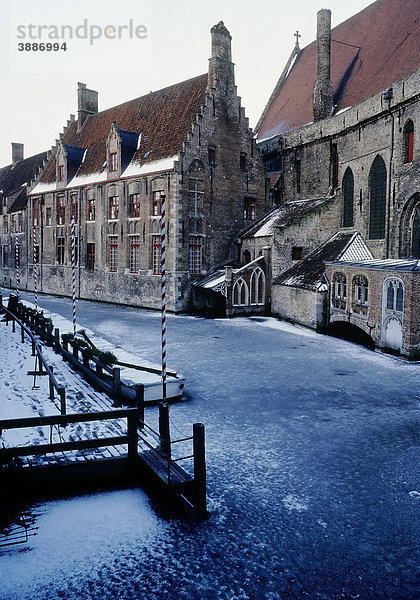 Sint Jaans Hospitaal  Sankt Jansspital  Janshospitaal  zugefrorene Gracht  Winter  Brügge  Westflandern  Belgien  Europa