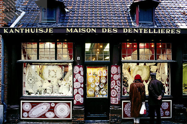 Schaufenster eines Geschäftes für Brüsseler Spitzen  beleuchtet  Brügge  Westflandern  Belgien  Europa