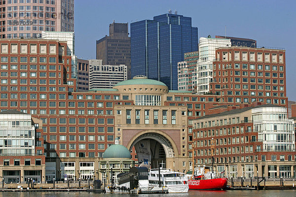 Skyline  Rowes Wharf  am Wasser  Boston  Massachusetts  New England  USA