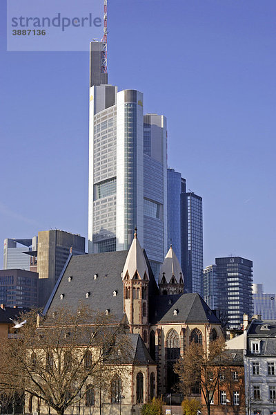 Skyline  Kontrast alte und moderne Gebäude  Frankfurt am Main  Hessen  Deutschland  Europa