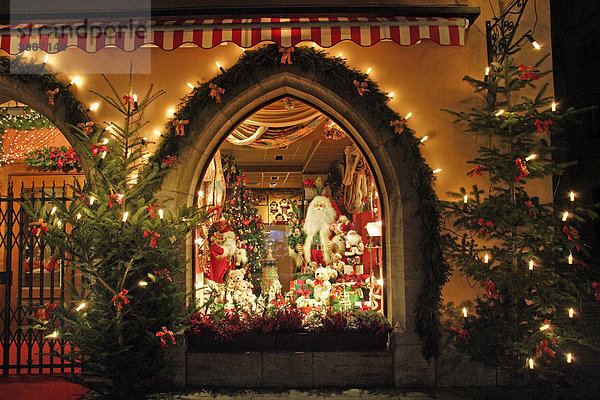 Weihnachtsmarkt  Fenster  Rothenburg ob der Tauber  Bayern  Deutschland  Europa