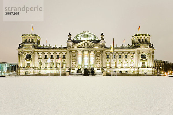 Reichstag  Reichstagsgebäude im Winter  Berlin  Deutschland  Europa