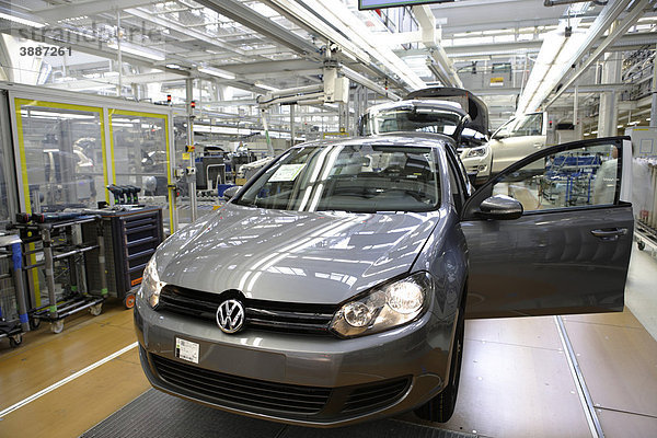 Golf Autoproduktion  VW Werk Wolfsburg  Niedersachsen  Deutschland  Europa
