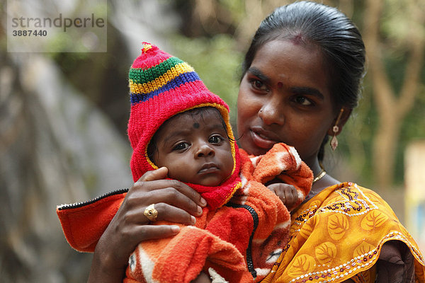 Mutter mit Baby  Courtallam  Tamil Nadu  Tamilnadu  Südindien  Indien  Asien
