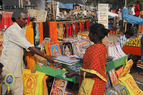 Verkauf von religiösen Bildern und Büchern  Thaipusam-Fest in Palani  Tamil Nadu  Tamilnadu  Südindien  Indien  Asien