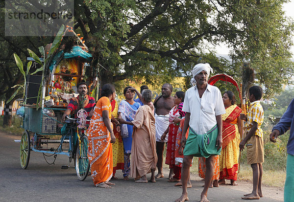 Hindu-Pilger auf dem Weg zum Thaipusam-Fest in Palani  Tamil Nadu  Tamilnadu  Südindien  Indien  Südasien  Asien
