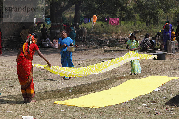 Gelbe Tücher werden ausgebreitet  Nanjangud  Karnataka  Südindien  Indien  Südasien  Asien
