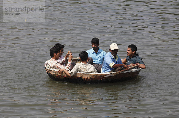 Junge Männer auf traditionellem rundem Fischerboot auf Kapila  Kabini  Kabbani Fluss  Nanjangud  Karnataka  Südindien  Indien  Südasien  Asien
