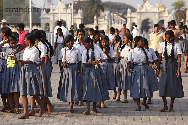 Schulmädchen in Schuluniformen am Maharaja-Palast Amba Vilas  Mysore  Maisur  Karnataka  Südindien  Indien  Südasien  Asien