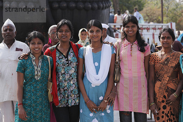 Indische Frauen-Gruppe  Chamundi Hill  Mysore  Maisur  Karnataka  Südindien  Indien  Südasien  Asien