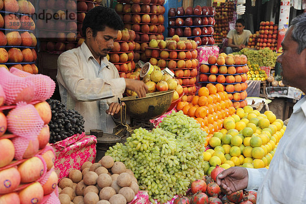 Obststand  Devaraja Markt  Mysore  Maisur  Karnataka  Südindien  Indien  Südasien  Asien