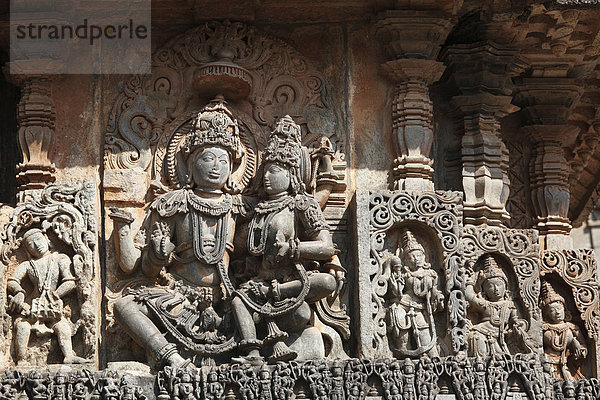 Götter-Statuen  Reliefs an der Außenwand des Hoysaleswara Tempels  Hoysala-Stil  Halebidu  Halebid  Karnataka  Südindien  Indien  Südasien  Asien