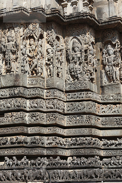 Reliefs an der Außenwand des Hoysaleswara Tempels  Hoysala-Stil  Halebidu  Halebid  Karnataka  Südindien  Indien  Südasien  Asien