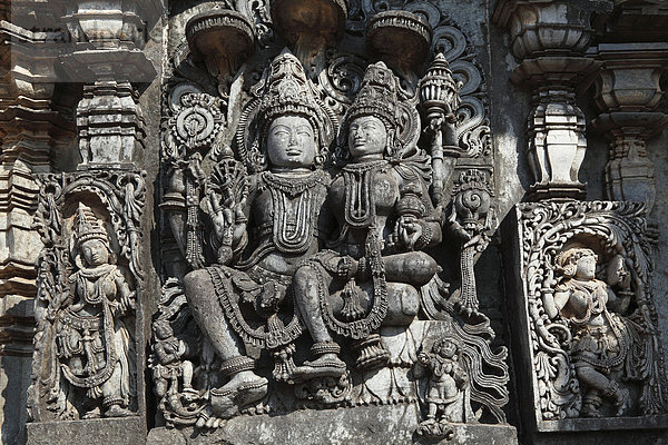 Shiva und Parvathi  Götter-Reliefs an der Außenwand des Hoysaleswara Tempels  Hoysala-Stil  Halebidu  Halebid  Karnataka  Südindien  Indien  Südasien  Asien
