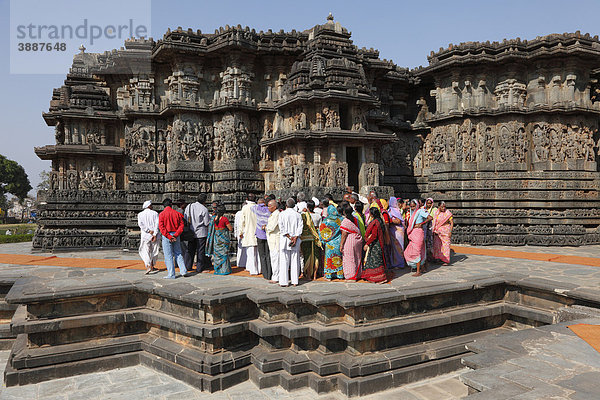 Indische Touristengruppe am Hoysaleswara Tempel  Hoysala-Stil  Halebidu  Halebid  Karnataka  Südindien  Indien  Südasien  Asien