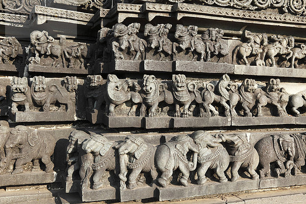Reihen von Pferde  Löwen und Elefanten  Reliefs an Außenwand von Chennakesava Tempel  Keshava-Tempel  Hoysala-Stil  Belur  Karnataka  Südindien  Indien  Asien