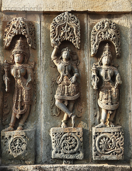 Götterstatuen  Reliefs an Außenwand von Andal-Tempel  Hoysala-Stil  Belur  Karnataka  Südindien  Indien  Südasien  Asien