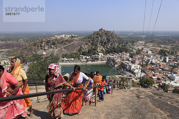 Blick auf Chandragiri Hill und Shravanabelagola  Sravanabelgola  Shravana Belgola  Karnataka  Südindien  Indien  Südasien  Asien