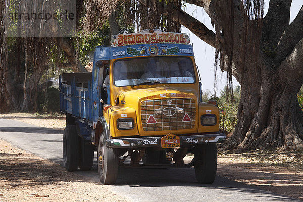 Bunter fahrender Lastwagen auf Landstraße  Karnataka  Südindien  Indien  Südasien  Asien