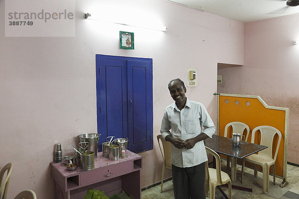 Einfaches Restaurant mit seinem stolzen Besitzer  Udumalaipettai  Tamil Nadu  Tamilnadu  Südindien  Indien  Südasien  Asien