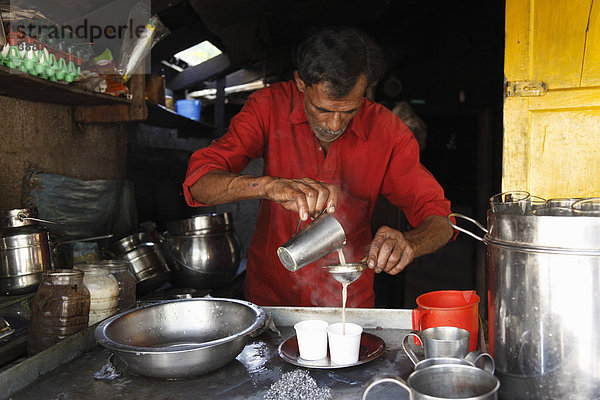 Teeküche  Mann bereitet Tee mit Milch  Kumily  Kerala  Südindien  Indien  Südasien  Asien