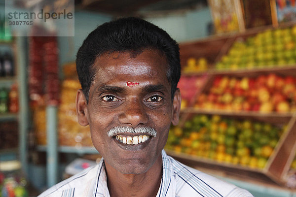 Verkäufer in Obstgeschäft  Kumily  Kerala  Südindien  Indien  Südasien  Asien