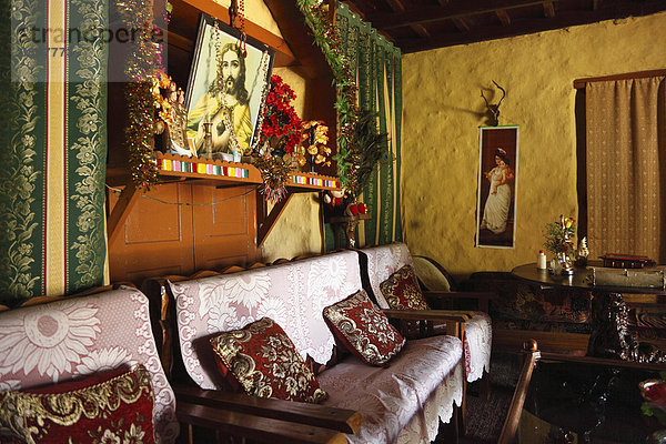 Wohnzimmer von Landsitz bei Pampanar  Kardamomberge  Kerala  Südindien  Indien  Südasien  Asien