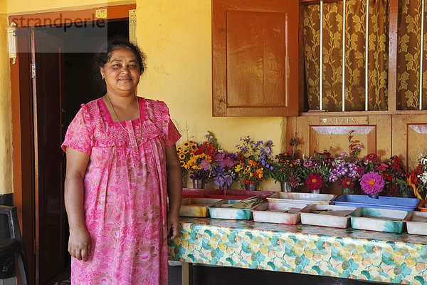 Gärtnerin vor ihrem Haus bei Pampanar  Kardamomberge  Kerala  Südindien  Indien  Südasien  Asien