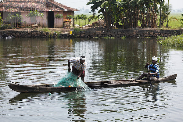 Fischer mit Fischernetz in Kanal bei Alleppey  Backwaters  Kerala  Südindien  Indien  Südasien  Asien