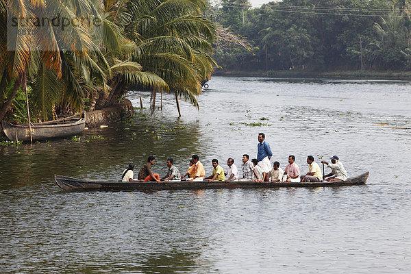 Langboot als Personenfähre auf Pamba River  Backwaters bei Alleppey  Alappuzha  Kerala  Südindien  Indien  Südasien  Asien