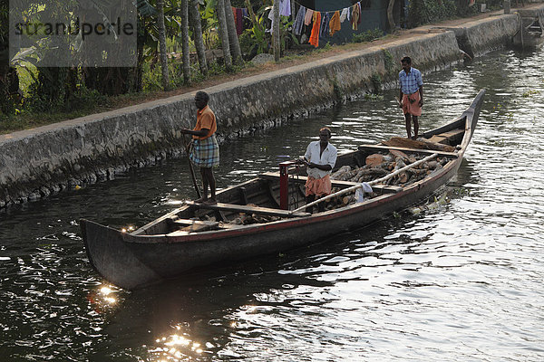 Transportboot mit Ladung Brennholz  Backwaters bei Alleppey  Alappuzha  Kerala  Südindien  Indien  Südasien  Asien
