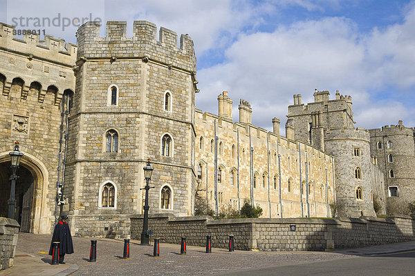 Schloss Windsor mit Henry III Tower Turm und Haupteingang Henry VIII Gateway oder Tor Heinrichs VIII  Schloss Windsor  Windsor  Berkshire  England  Vereinigtes Königreich  Europa