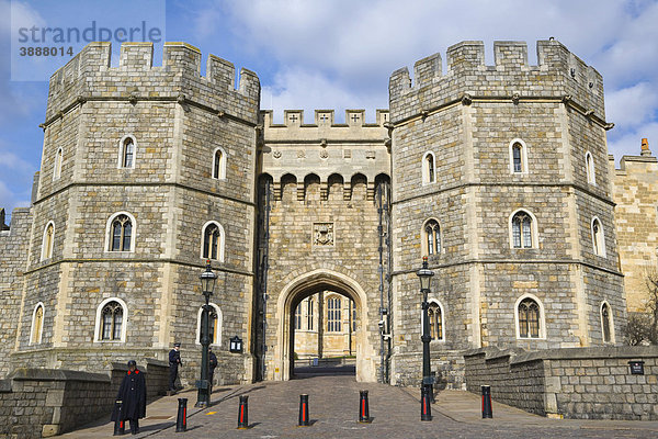 Haupteingang Henry VIII Gateway oder Tor Heinrichs VIII  Schloss Windsor  Windsor  Berkshire  England  Vereinigtes Königreich  Europa