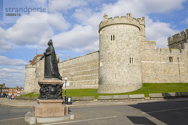 Statue der Königin Victoria vor dem Curfew Tower Glockenturm  dem Salisbury Tower Turm und der Westmauer des Schloss Windsor  Windsor  Berkshire  England  Vereinigtes Königreich  Europa