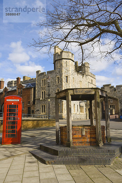 Alter Brunnen vor dem Vorhof der Royal Mews  St. Alban's Street  Schloss Windsor  Windsor Castle  Berkshire  England  Vereinigtes Königreich  Europa