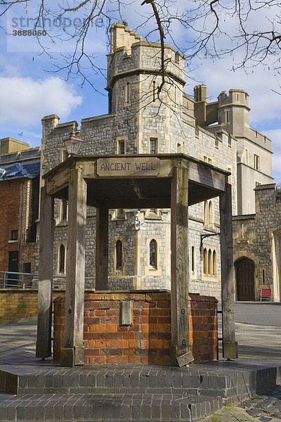 Alter Brunnen vor dem Vorhof der Royal Mews  St. Alban's Street  Schloss Windsor  Windsor Castle  Berkshire  England  Vereinigtes Königreich  Europa